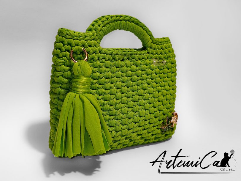 2 (Artemicat) Borsa fatta a mano all’uncinetto in fettuccia verde con nappina decorativa