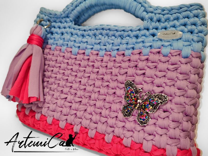 2 (Artemicat) Pochette fatta a mano artigianale lilla con base fucsia e manici azzurro polvere