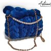 2 (Artemicat)-b Borsa chunky artigianale blu zaffiro con catena oro e perle avorio