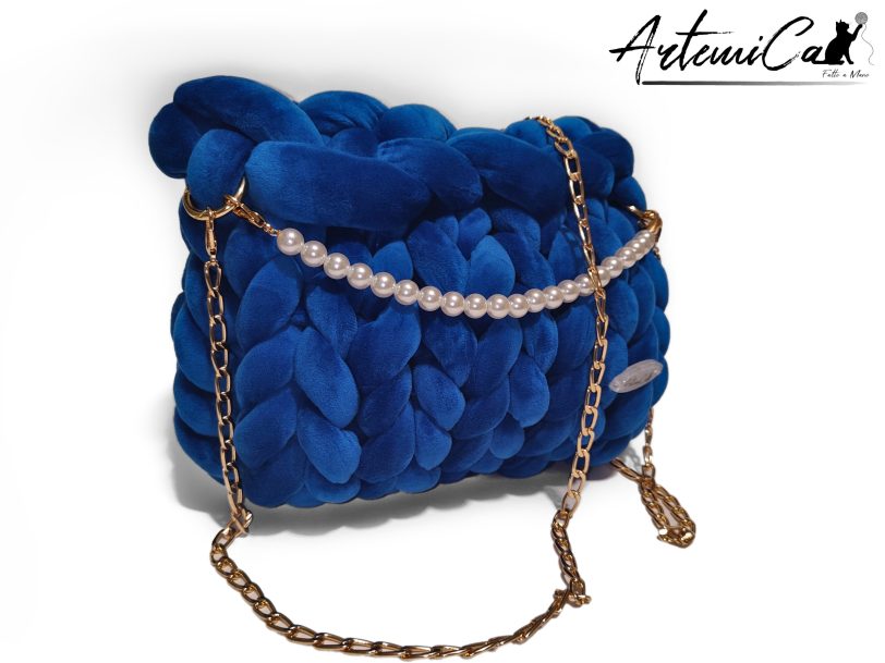 2 (Artemicat)-b Borsa chunky artigianale blu zaffiro con catena oro e perle avorio