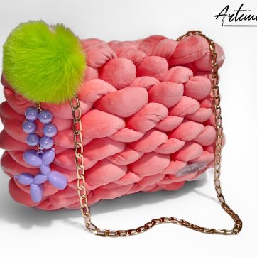 Borsa chunky artigianale rosa confetto con pendente neon e viola lilla