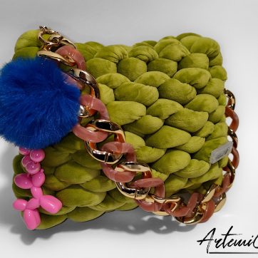 Borsa chunky artigianale verde lime con catena oro e dettagli rosa e blu
