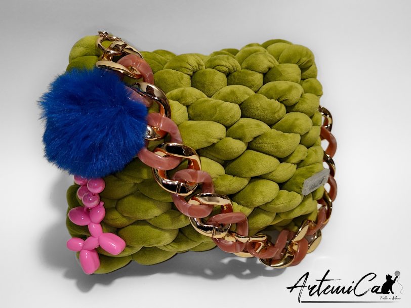 2 (Artemicat)-v Borsa chunky artigianale verde lime con catena oro e dettagli rosa e blu