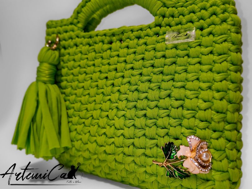 3 (Artemicat) Borsa fatta a mano all’uncinetto in fettuccia verde con nappina decorativa