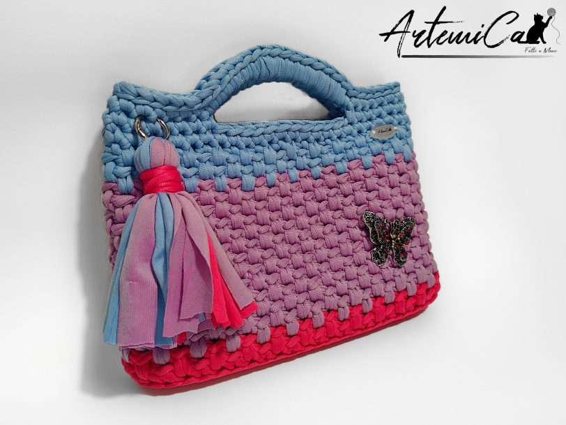 3 (Artemicat) Pochette fatta a mano artigianale lilla con base fucsia e manici azzurro polvere