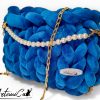 3 (Artemicat)-b Borsa chunky artigianale blu zaffiro con catena oro e perle avorio