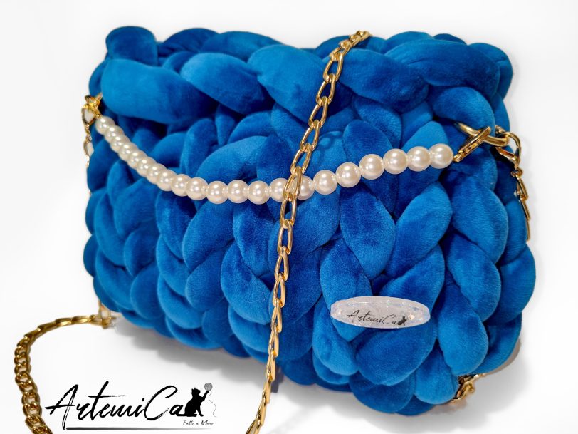 3 (Artemicat)-b Borsa chunky artigianale blu zaffiro con catena oro e perle avorio