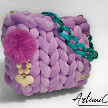 Borsa chunky artigianale lilla chiaro con catena turchese e pendente fucsia