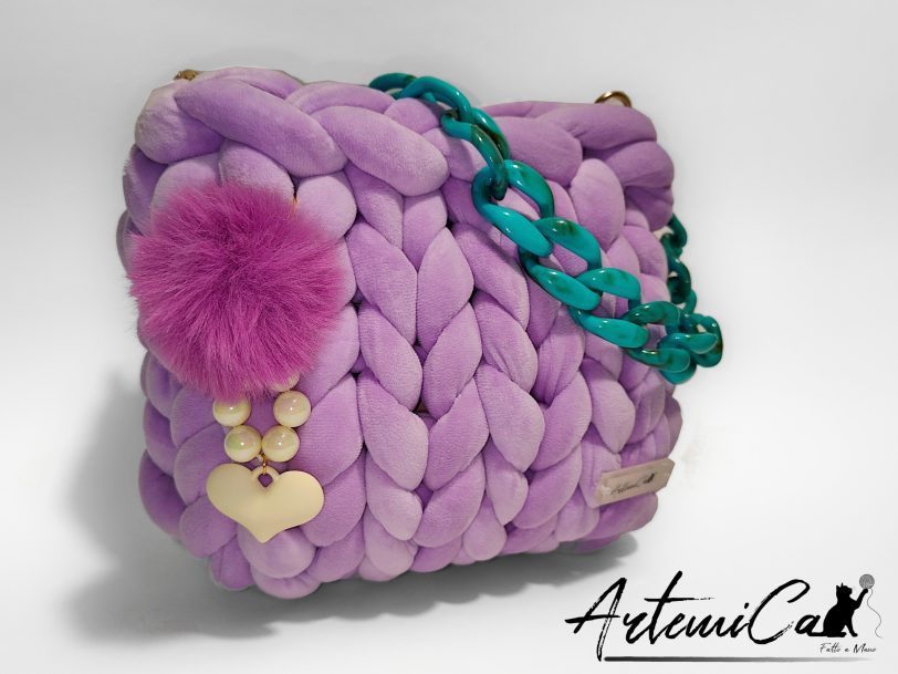 3 (Artemicat)-f Borsa chunky artigianale lilla chiaro con catena turchese e pendente fucsia