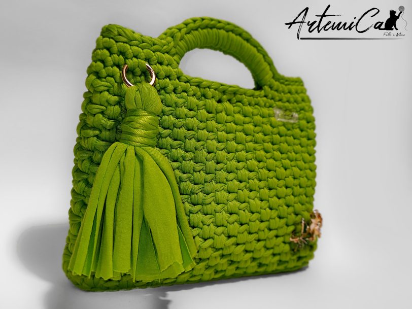 4 (Artemicat) Borsa fatta a mano all’uncinetto in fettuccia verde con nappina decorativa