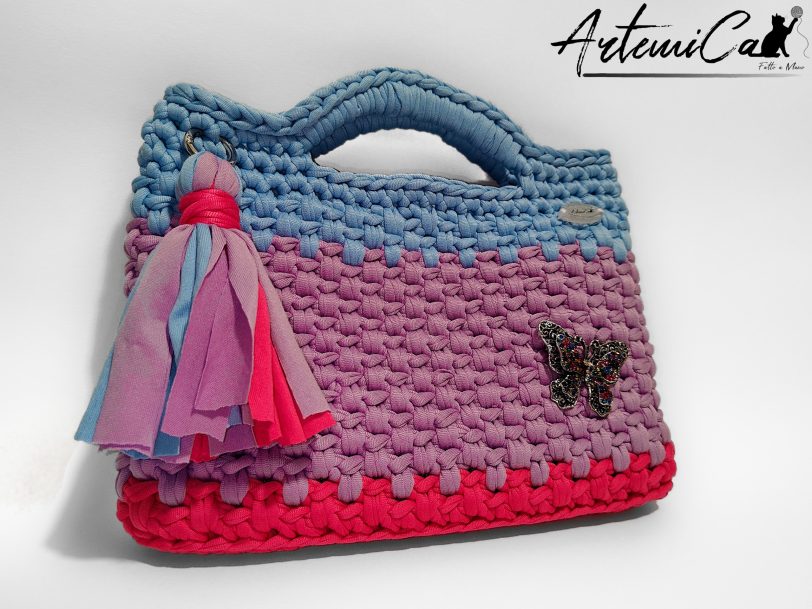 4 (Artemicat) Pochette fatta a mano artigianale lilla con base fucsia e manici azzurro polvere