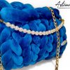 4 (Artemicat)-b Borsa chunky artigianale blu zaffiro con catena oro e perle avorio
