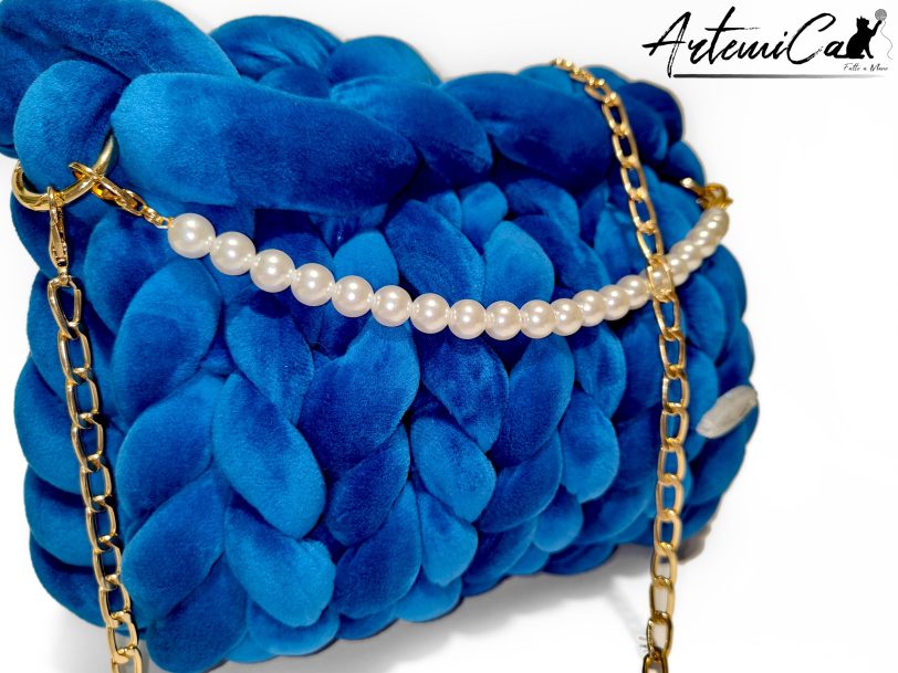 4 (Artemicat)-b Borsa chunky artigianale blu zaffiro con catena oro e perle avorio