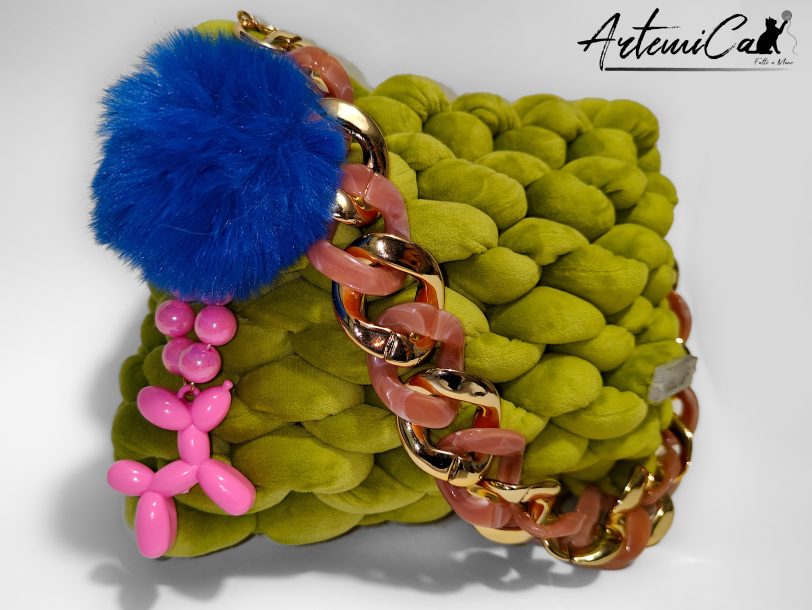 4 (Artemicat)-v Borsa chunky artigianale verde lime con catena oro e dettagli rosa e blu