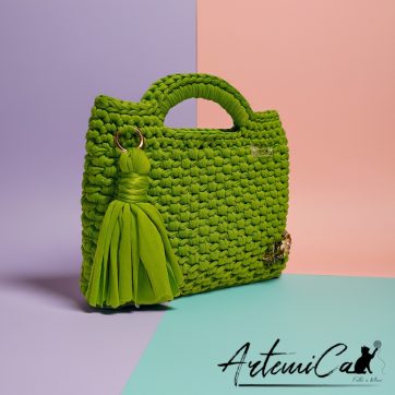 Borsa fatta a mano all’uncinetto in fettuccia verde con nappina decorativa