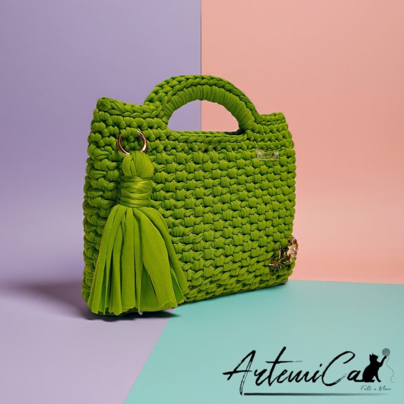 5 (Artemicat) Borsa fatta a mano all’uncinetto in fettuccia verde con nappina decorativa