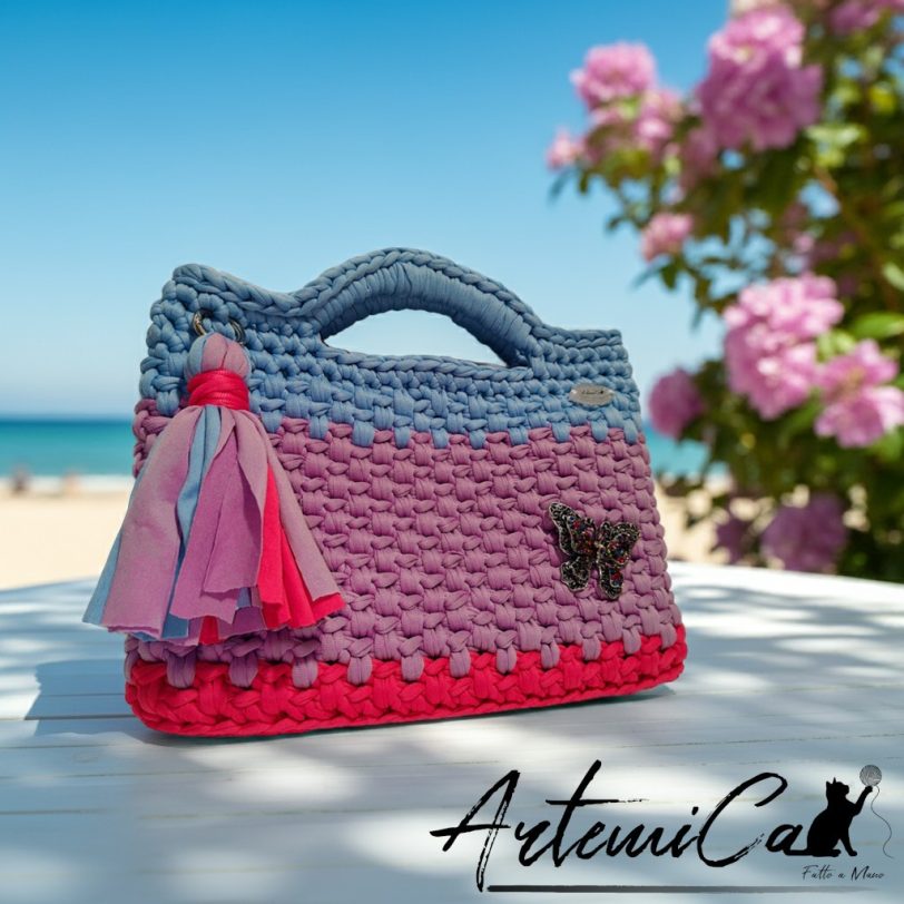 5 (Artemicat) Pochette fatta a mano artigianale lilla con base fucsia e manici azzurro polvere