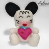 S-1 (Artemicat) amigurumi Spank Hello Spank fatto a mano in cotone con cuore fucsia e coccinella decorativa
