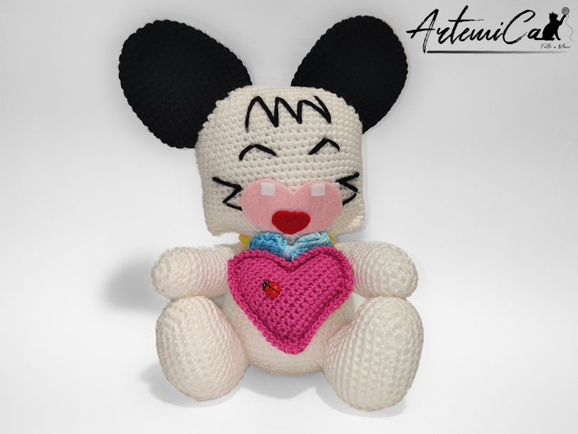 S-1 (Artemicat) amigurumi Spank Hello Spank fatto a mano in cotone con cuore fucsia e coccinella decorativa