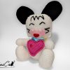 S-2 (Artemicat) amigurumi Spank Hello Spank fatto a mano in cotone con cuore fucsia e coccinella decorativa