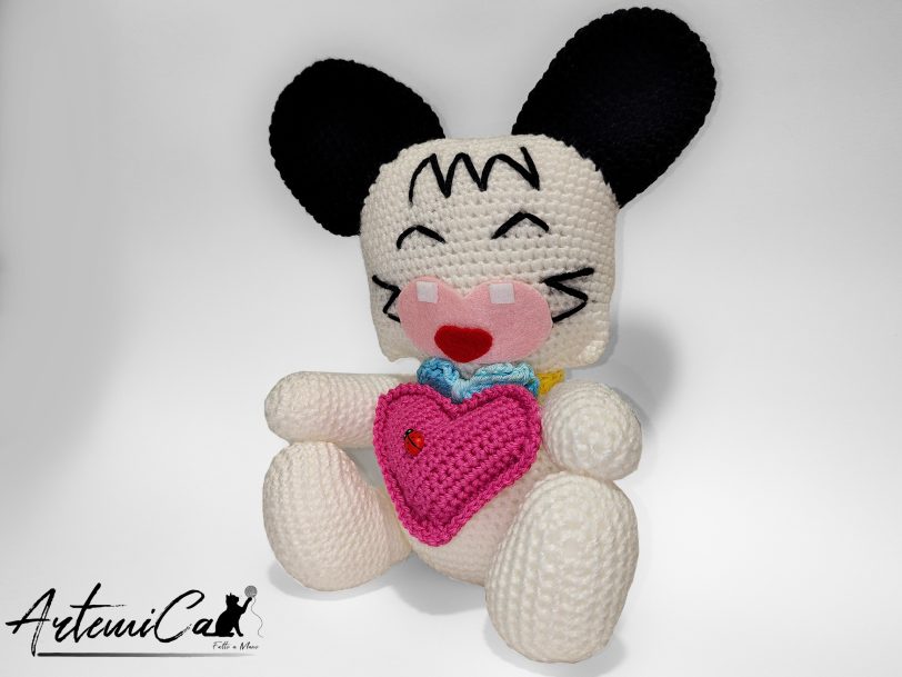 S-2 (Artemicat) amigurumi Spank Hello Spank fatto a mano in cotone con cuore fucsia e coccinella decorativa