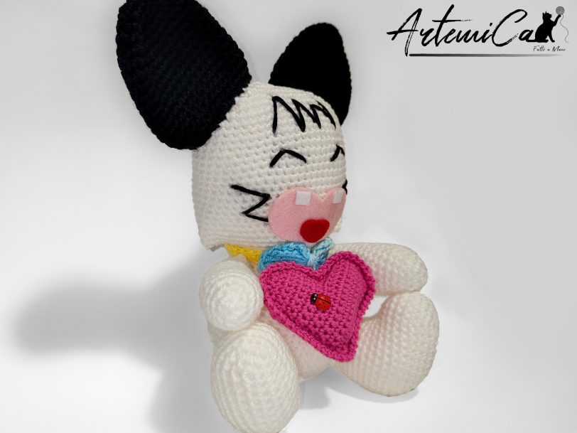S-3 (Artemicat) amigurumi Spank Hello Spank fatto a mano in cotone con cuore fucsia e coccinella decorativa