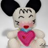 S-4 (Artemicat) amigurumi Spank Hello Spank fatto a mano in cotone con cuore fucsia e coccinella decorativa