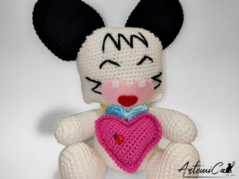 S-4 (Artemicat) amigurumi Spank Hello Spank fatto a mano in cotone con cuore fucsia e coccinella decorativa