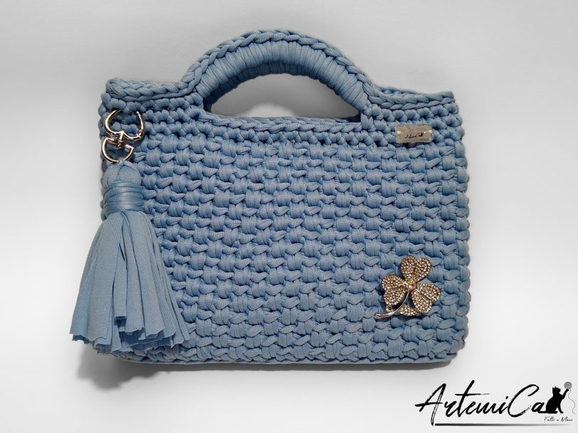 1 (Artemicat) Pochette Azzurro Mediterraneo: Borsa Fatta a Mano all'Uncinetto in fettuccia e spilla trifoglio