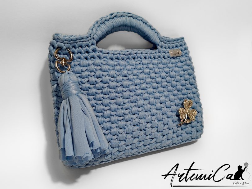 2 (Artemicat) Pochette Azzurro Mediterraneo: Borsa Fatta a Mano all'Uncinetto in fettuccia e spilla trifoglio