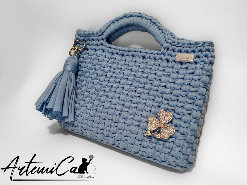 3 (Artemicat) Pochette Azzurro Mediterraneo: Borsa Fatta a Mano all'Uncinetto in fettuccia e spilla trifoglio