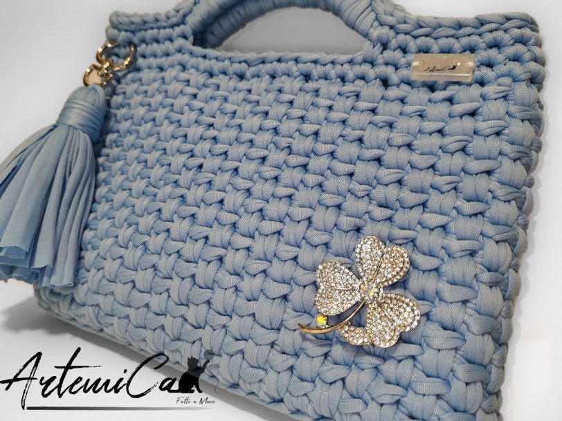 4 (Artemicat) Pochette Azzurro Mediterraneo: Borsa Fatta a Mano all'Uncinetto in fettuccia e spilla trifoglio