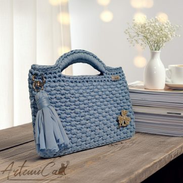 Pochette Azzurro Mediterraneo: Borsa Fatta a Mano all'Uncinetto in fettuccia e spilla trifoglio