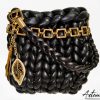 1 (Artemicat) Borsa Black Shine – Chunky Bag nera artigianale con charm dorato e design tridimensionale