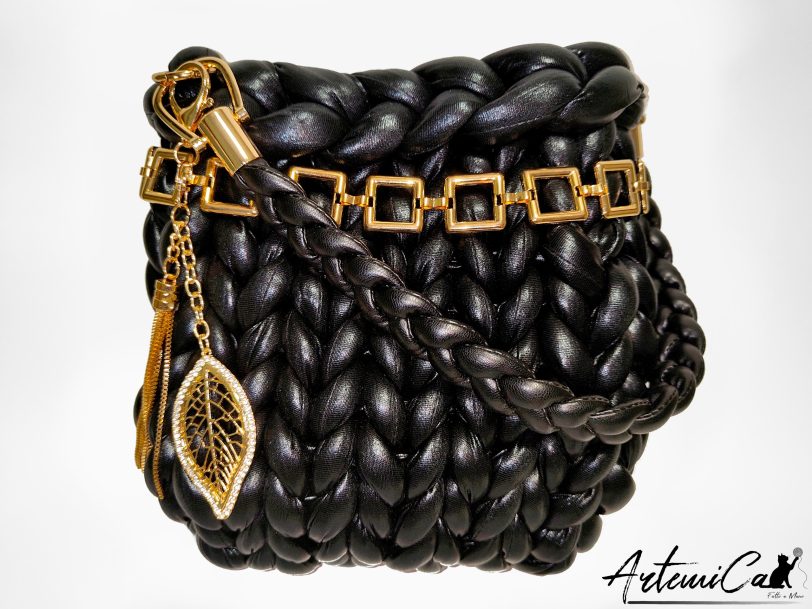 1 (Artemicat) Borsa Black Shine – Chunky Bag nera artigianale con charm dorato e design tridimensionale