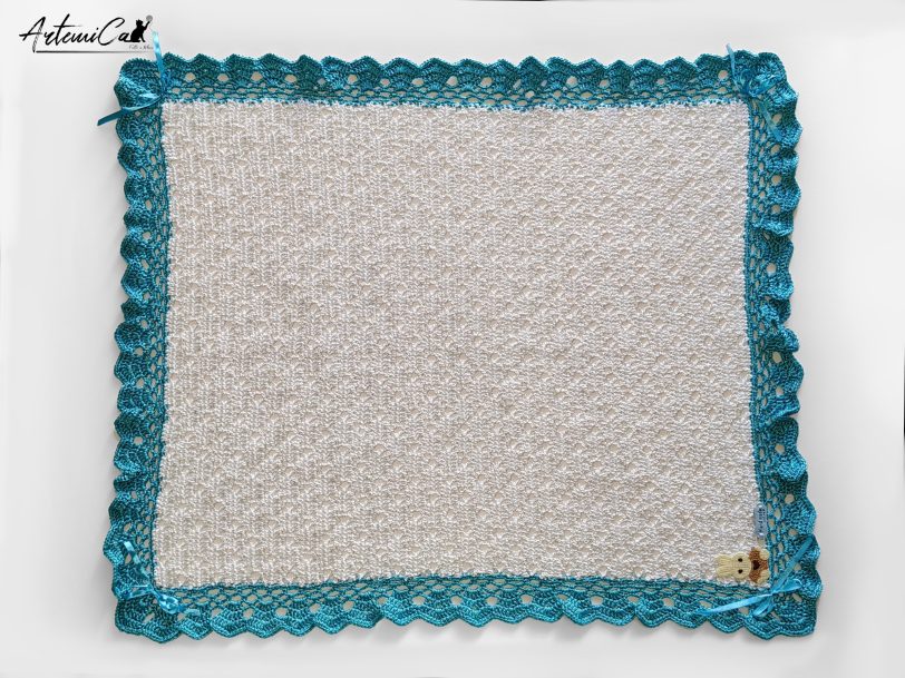 1 (Artemicat) Copertina Blu di Neve : fatta a mano all'uncinetto per neonato in viscosa bianca e dettagli turchesi brillanti.