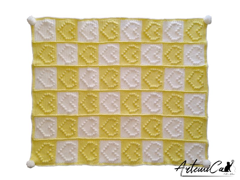 1 (Artemicat) Copertina Scacchi di Cuore: Fatta a Mano all’uncinetto bianco e giallo con cuori in rilievo e pom pom.