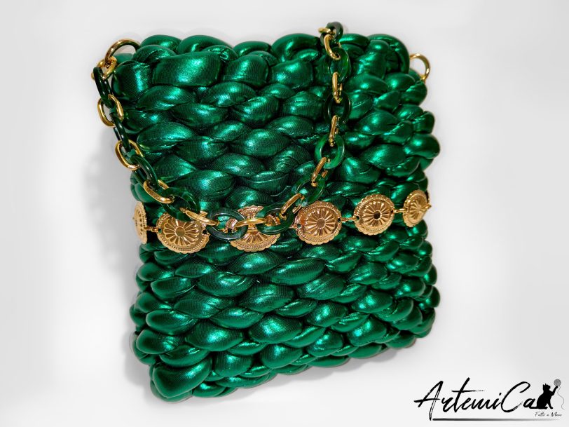 1 (Artemicat) Borsa Emerald Glow: Chunky Bag verde smeraldo artigianale dal design brillante e catena dorata