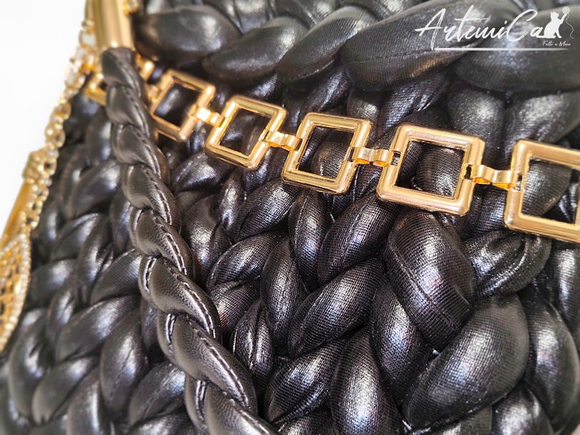 2 (Artemicat) Borsa Black Shine – Chunky Bag nera artigianale con charm dorato e design tridimensionale
