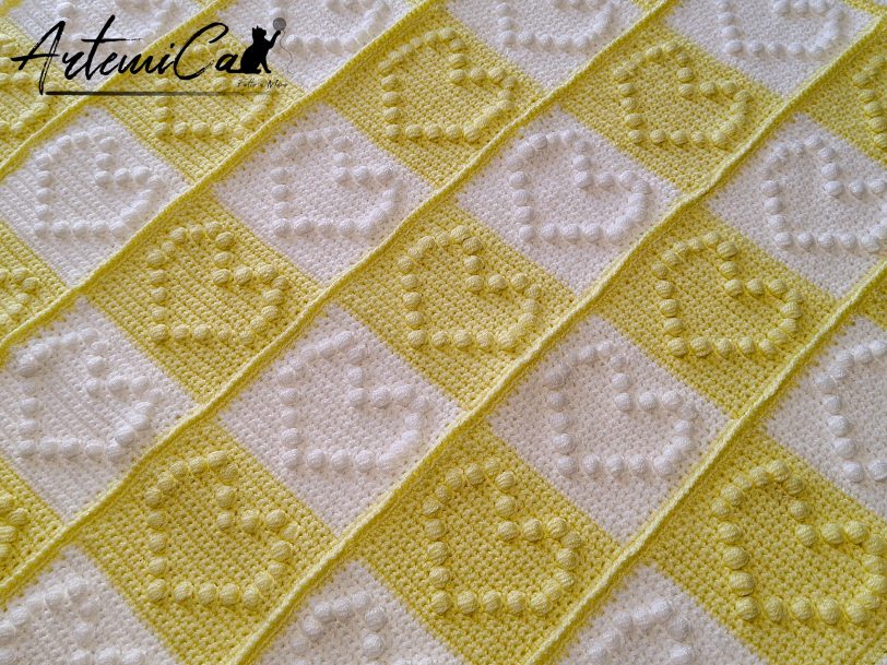 2 (Artemicat) Copertina Scacchi di Cuore: Fatta a Mano all’uncinetto bianco e giallo con cuori in rilievo e pom pom.