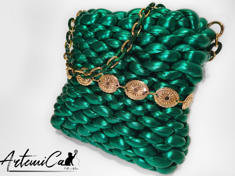 2 (Artemicat) Borsa Emerald Glow: Chunky Bag verde smeraldo artigianale dal design brillante e catena dorata