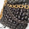 3 (Artemicat) Borsa Black Shine – Chunky Bag nera artigianale con charm dorato e design tridimensionale