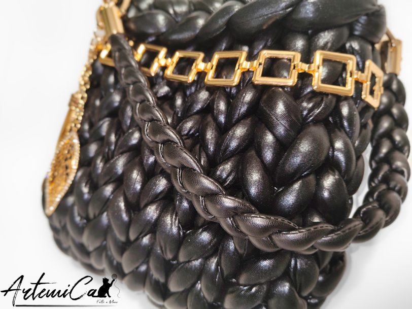 3 (Artemicat) Borsa Black Shine – Chunky Bag nera artigianale con charm dorato e design tridimensionale