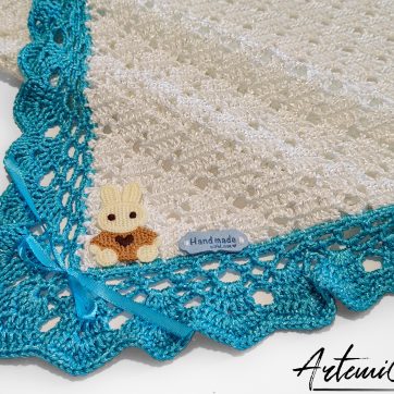 Copertina Blu di Neve : fatta a mano all'uncinetto per neonato in viscosa bianca e dettagli turchesi brillanti.
