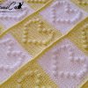 3 (Artemicat) Copertina Scacchi di Cuore: Fatta a Mano all’uncinetto bianco e giallo con cuori in rilievo e pom pom.