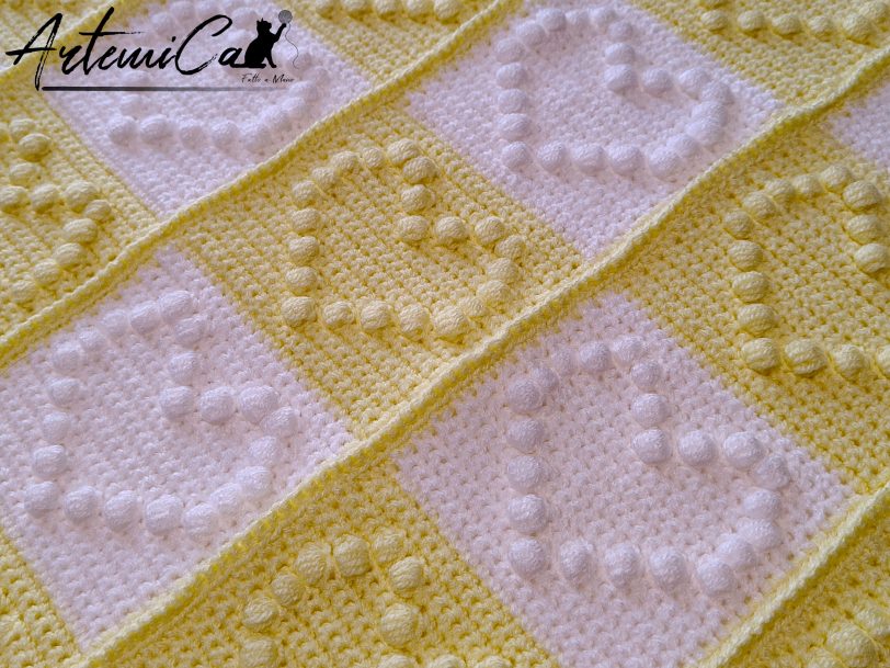 3 (Artemicat) Copertina Scacchi di Cuore: Fatta a Mano all’uncinetto bianco e giallo con cuori in rilievo e pom pom.