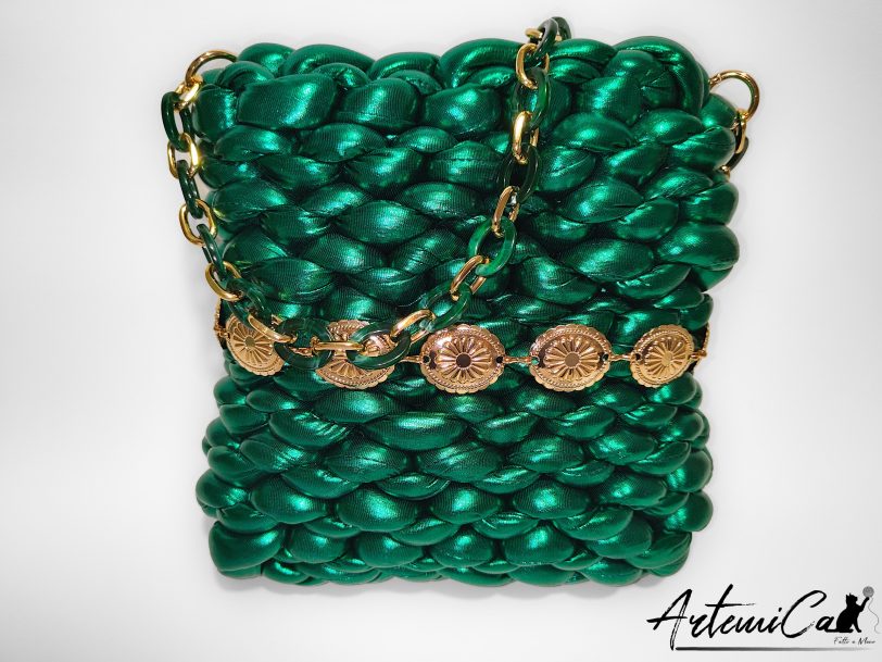 3 (Artemicat) Borsa Emerald Glow: Chunky Bag verde smeraldo artigianale dal design brillante e catena dorata
