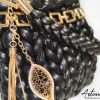 4 (Artemicat) Borsa Black Shine – Chunky Bag nera artigianale con charm dorato e design tridimensionale