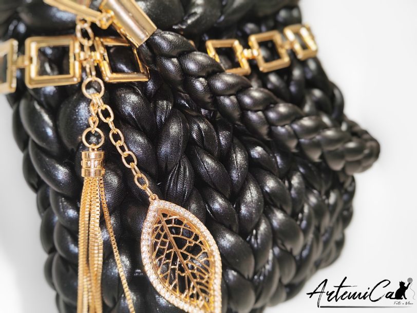 4 (Artemicat) Borsa Black Shine – Chunky Bag nera artigianale con charm dorato e design tridimensionale