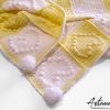 4 (Artemicat) Copertina Scacchi di Cuore: Fatta a Mano all’uncinetto bianco e giallo con cuori in rilievo e pom pom.